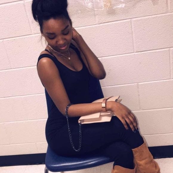 Meet your Posher, Amíl - Picture 1 of 1